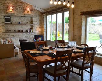 Charming Cottage for 10 people, private pool, enclosed garden - Alloue - Comedor