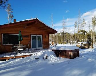Cabin 3Mi from Fraser/ 10mins to WP skiing, W/D, Garage, Hot Tub - Tabernash - Edificio