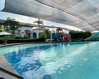 Istana Permata Juanda - Surabaya - Piscina