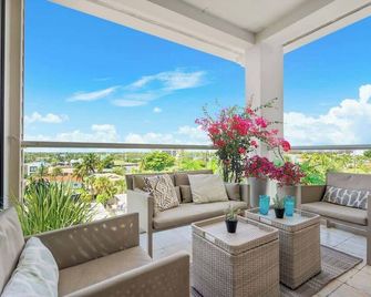 Hemingway Penthouse South - Two Blocks from the Beach! - Deerfield Beach - Balcón