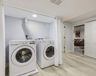 Chic Urban Apartment/Great Location + Free parking - Denver - Lavandería