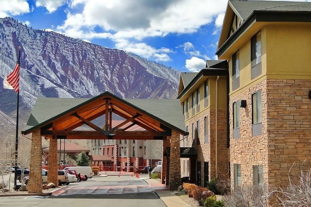 Your Gateway to Glenwood Springs! Free Breakfast, Pool, Free Parking! - Glenwood Springs - Byggnad