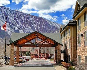 Your Gateway to Glenwood Springs! Free Breakfast, Pool, Free Parking! - Glenwood Springs - Byggnad