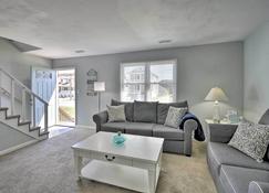 Sunny Norfolk Duplex - Walk to Lake and Beach! - Norfolk - Living room