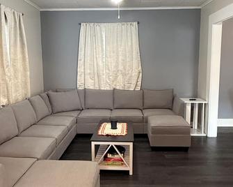 4-bedroom house in Saint Regis Falls with AC, WiFi, and well appointed Kitchen - Saint Regis Falls - Living room