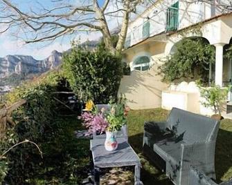 Casa Ilnira D: A bright and sunny apartment in a quiet position, located on a hillside above the sea, with Free WI-FI. - Positano - Patio