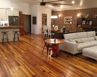 Extended Stay Large Waterfront Home in Secluded Bamboo Forest in Burlington NC - Burlington - Living room