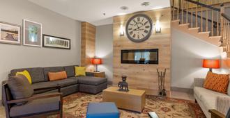Country Inn Suites, Asheville at Asheville Outlet - Asheville - Living room