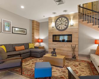 Country Inn Suites, Asheville at Asheville Outlet - אשוויל - סלון