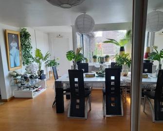 Private room in a 114 m² house 2 min walk from the CERGY woods - Cergy - Dining room