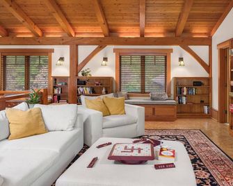 Bainbridge Is waterfront lodge w private beach access and extensive amenities - Bainbridge Island - Sala de estar