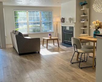 Charming 3-bedroom townhome with WiFi and AC in Bowie Maryland. - Bowie - Sala de estar