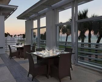 Oceanfront Resort w/ Sparkling Pool, Gym & Volleyball Court! Stay On The Beach! - 代托納比奇 - 陽台