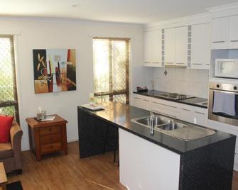 Emerald Motel Apartments - Emerald - Kitchen