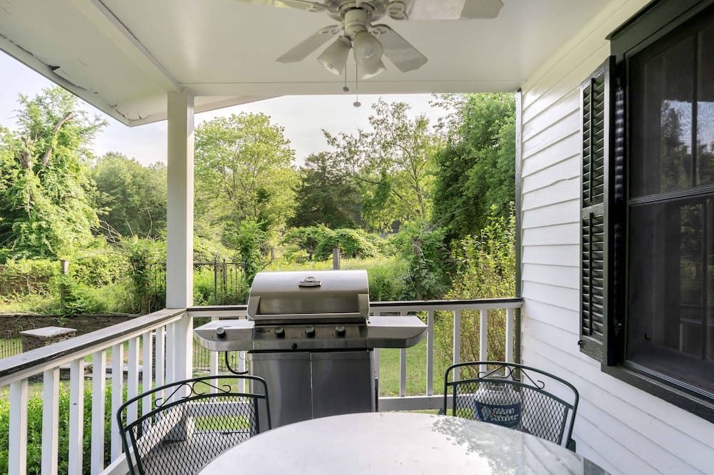 Historic 1800s Farmhouse - Milford - Balkon