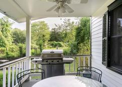 Historic 1800s Farmhouse - Milford - Balcony