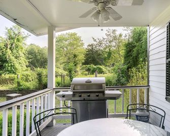 Historic 1800s Farmhouse - Milford - Balkon