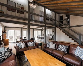 The Brook, Prince Edward County - 4 acre country estate with spa-like amenities! - Picton - Living room