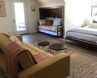 Chic cottage w/ spectacular views - minutes from downtown - Grass Valley - Living room