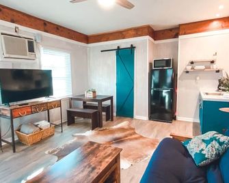 The Cottage - Farm Stay Petting Zoo - 5 mins off I-95 - Lamar - Salon