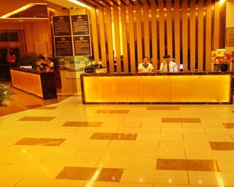 Sky House Business Hotel - Beijing - Front desk