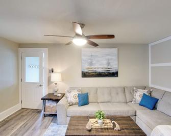 Family-Friendly House Walk to Lake Michigan! - Sheboygan - Living room