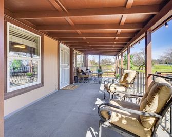 Covered Patio: Lincoln Vacation Rental! - Lincoln - Balcony