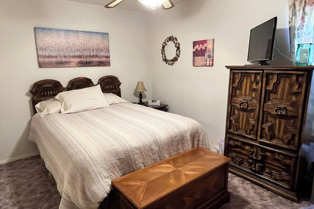 Charming 2-Bedroom House With Ac, Wifi, Walking Distance From Uptown! - ألبوكيركي - غرفة نوم