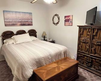 Charming 2-Bedroom House With Ac, Wifi, Walking Distance From Uptown! - ألبوكيركي - غرفة نوم