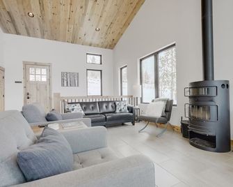 Scandinavian-Inspired Escape: Modern Cabin w/ Spa - Granby - Living room