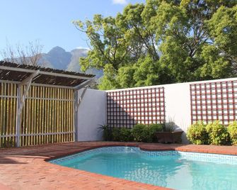 33 Berg Selfcatering - סוולנדאם - בריכה