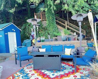 Romantic cottage w/spacious private dock on Lake Sutherland, Kayak/SUP, WiFi - Port Angeles - Patio