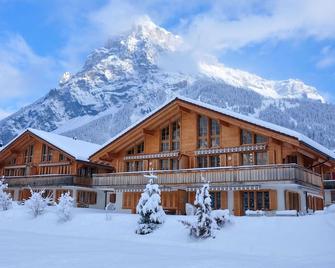 Cosy apartment for 4 guests with WIFI, TV, balcony, panoramic view and parking - Kandersteg - Bâtiment