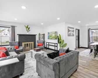 Roomy Retreat-Family & Friends 2 King Bed Game Room - Chesterton - Living room