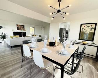 Charming 4-bedroom House With Pool and The Best Views in Oakland! - Oakland - Dining room