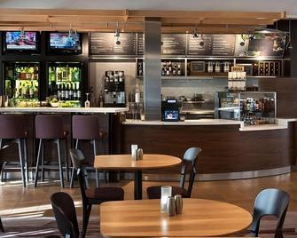 Explore Downtown Boston! Three 1br Suite, Pets Are Allowed, Indoor Pool! - Milford - Bar