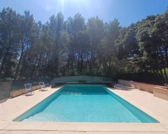 La Petite Maison Nîmoise - Le Calme Proche de la Ville - Nimes - Piscina