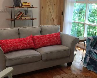 Natural Beach Beauty! Mid century modern,dog-friendly. - Cape May Point - Living room