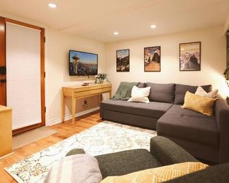 The Queen Anne Burrow - clean and spacious, private studio - Seattle - Living room