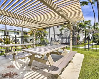 Lanai and Community Pool Access Sunny Central Condo - Kailua-Kona