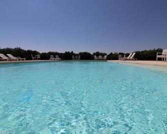 Triple Superior Red Orange - Carmiano - Piscina