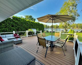 Spacious Lakehouse w/ Private Beach - Coventry - Balcony