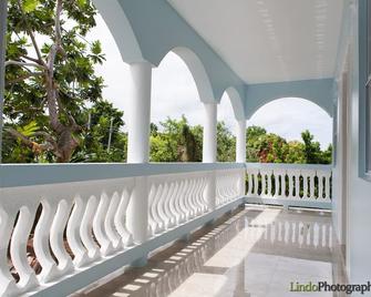 Experience Real Jamaica! Large House, Full Kitchen, Quiet Beach, Local Vendors! - Duncans - Balcony