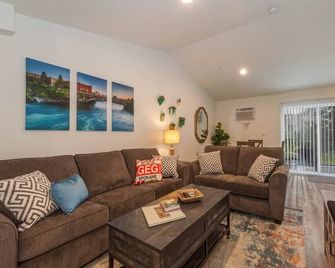 Modern And Stylish King Bed Wifi Free Parking - Spokane Valley - Living room