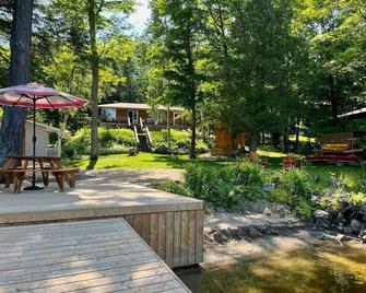 Croft Cove Cottage - Cozy Waterfront Oasis - Magnetawan - Patio