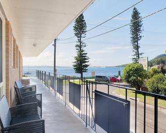 Shoal Towers, unit 1 11 Shoal Bay Road - Wi Fi Air Conditioning fantastic unit across the road from beach - Shoal Bay - Balcon