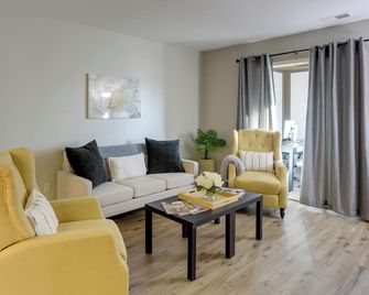 Toledo Vacation Rental about 8 Mi to Downtown! - Toledo - Living room