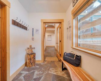 5 Mins to Ski Resort Ping Pong, Pool Table, Deck Donner Ridge by Avantstay - Truckee - Hallway