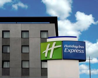Holiday Inn Express Bilbao - Derio - Building