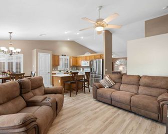 Sunny Home With Backyard Oasis in San Ta - Queen Creek - Sala de estar